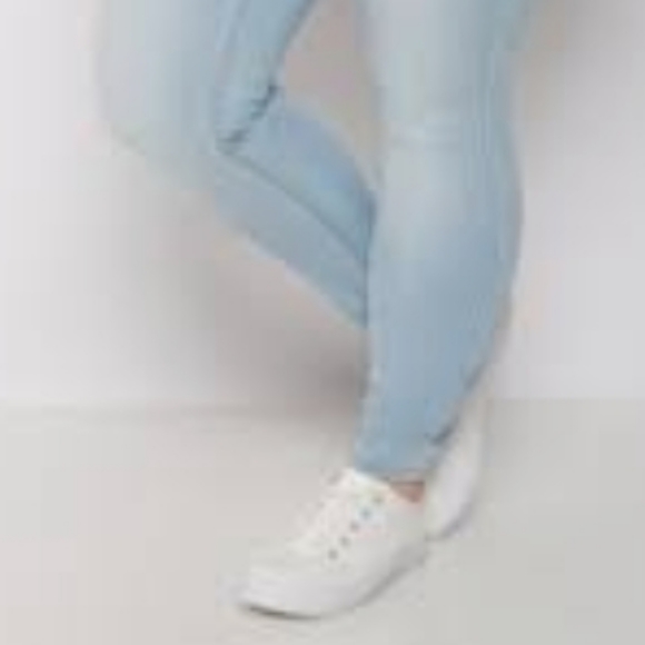 🧡🧡- Plus Ultimate Stretch Light Wash Mid Rise Jeggings - Picture 5 of 5